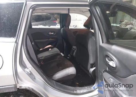 2015 Jeep Cherokee Latitude z USA, uszkodzony, nr VIN 1C4PJMCS9FW690871